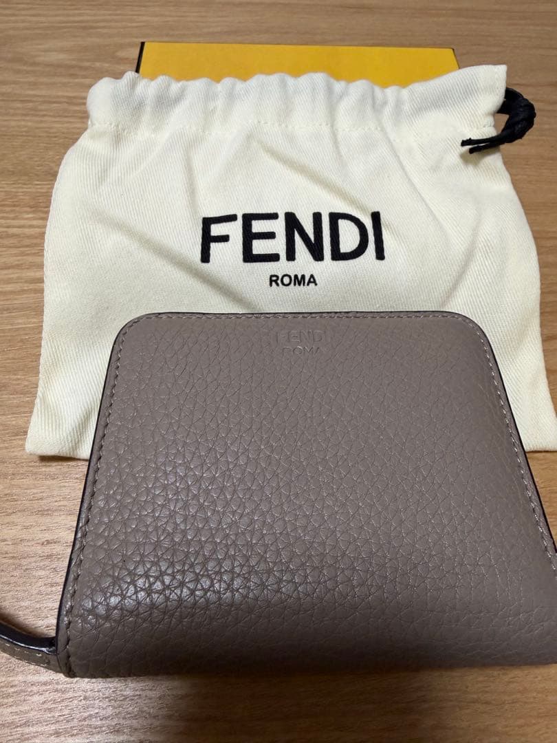 FENDI 二つ折り財布 グレー レザー