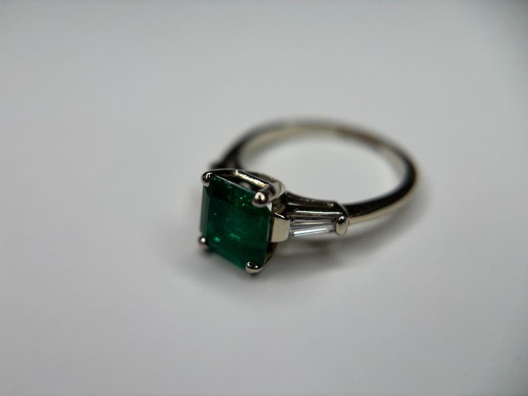 【CGL鑑別書付】天然エメラルドリング　エメラルドカット 約7.8mm