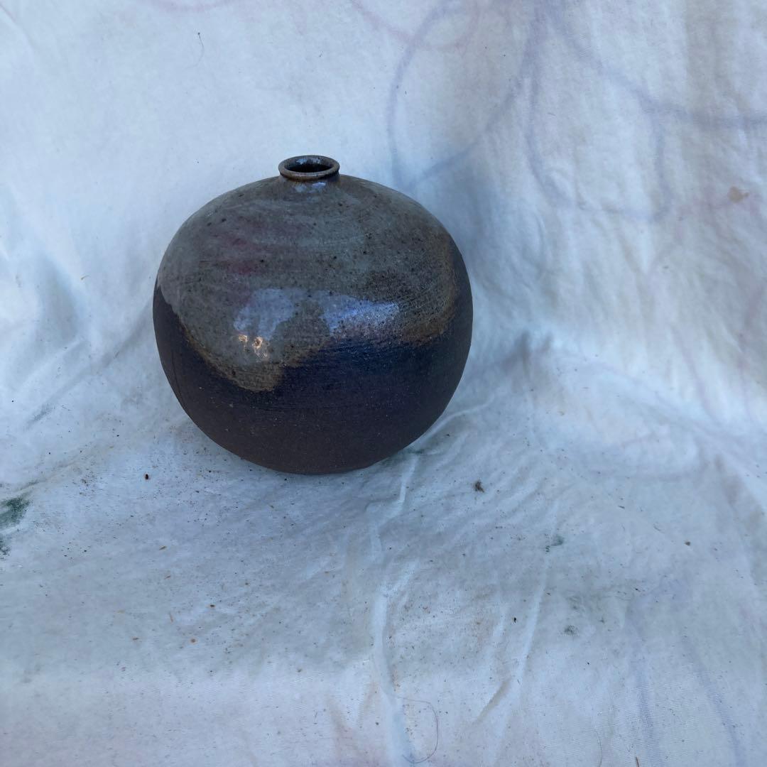 黒と灰色の陶器の花瓶