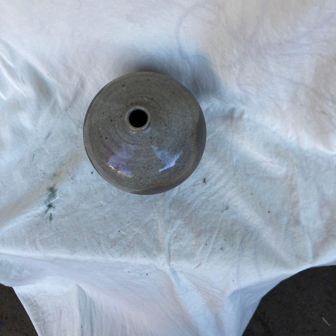 黒と灰色の陶器の花瓶