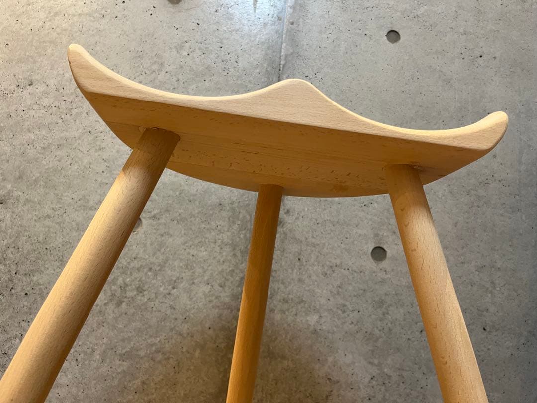 木製スツール 曲線状の座面