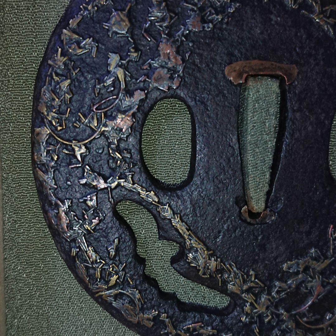 日本刀　鍔　大　高彫り 金象嵌　縦85mm 横85mm 厚み3mm 箱入り