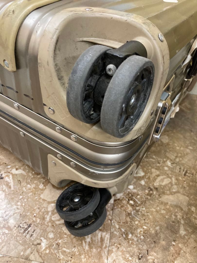 zuka3 RIMOWA リモワ　シルバー アルミニウム キャリーケース⭐︎