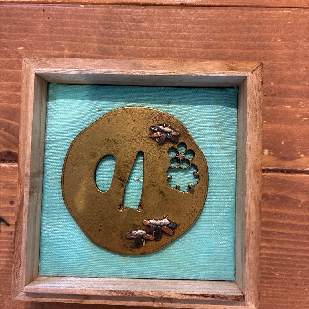 金色の花と昆虫の鍔