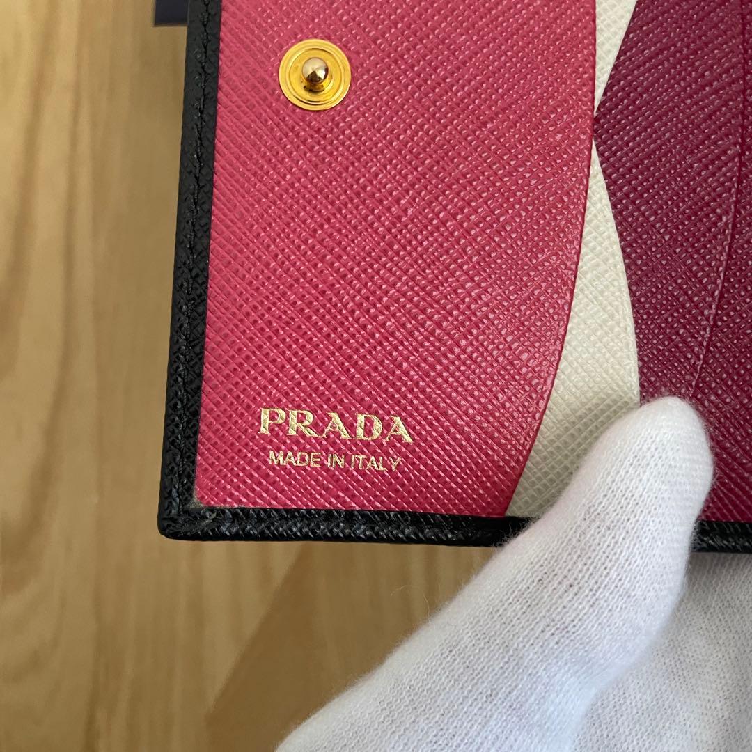 美品　PRADA プラダ　二つ折り財布　ミニ財布　黒×ピンク　マルチカラー