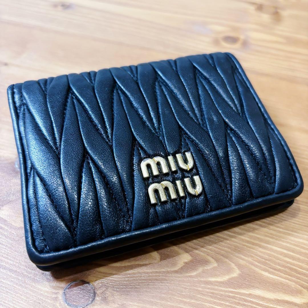【上品】　miumiu マテラッセ　財布　二つ折り　ブラック　レザー　ロゴ