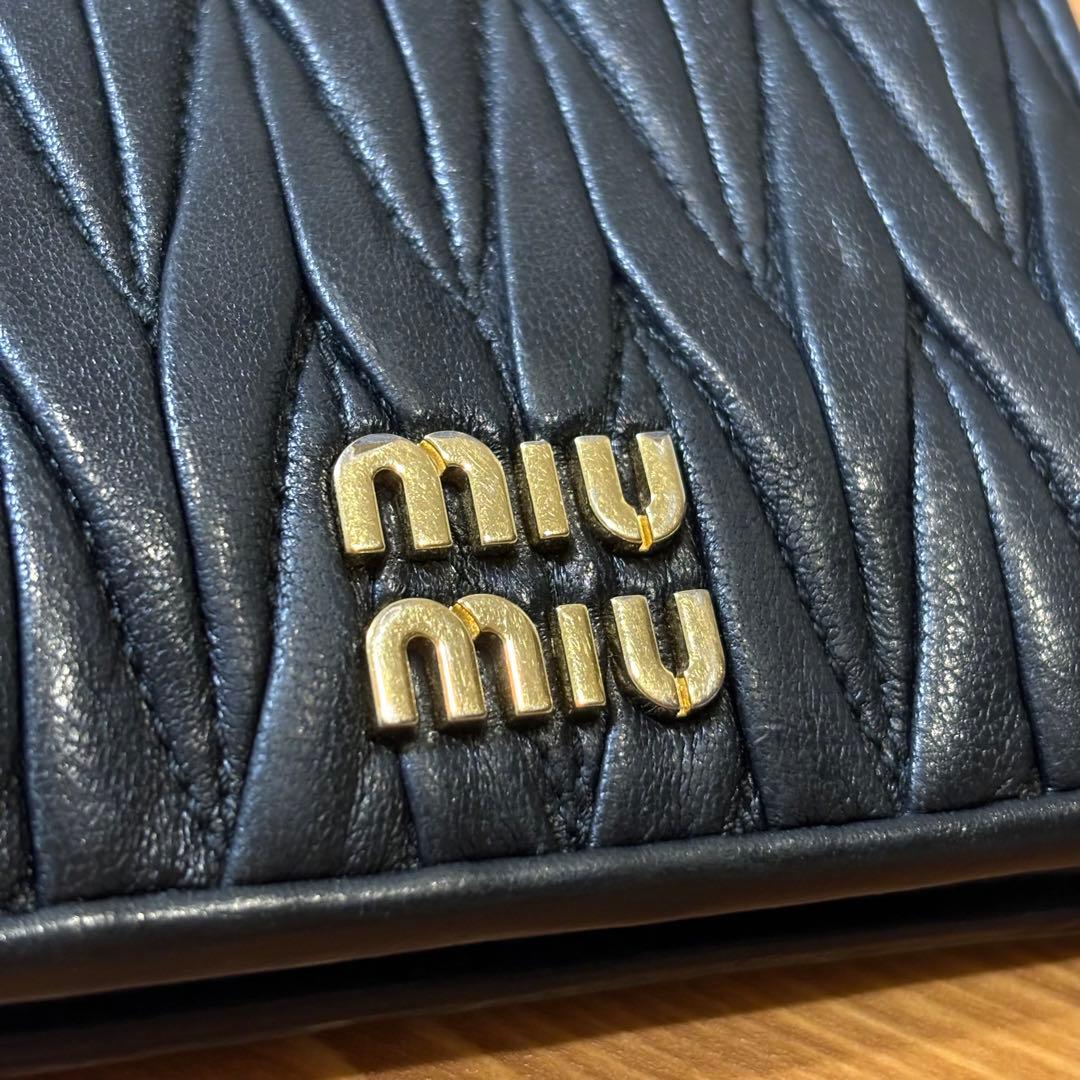 【上品】　miumiu マテラッセ　財布　二つ折り　ブラック　レザー　ロゴ