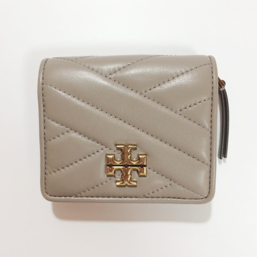 トリーバーチ キルティング 二つ折り財布 グレージュ TORYBURCH