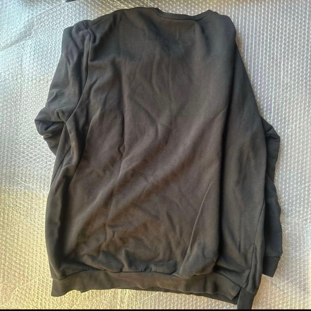 桜田通　黒トレーナーとトートバッグ