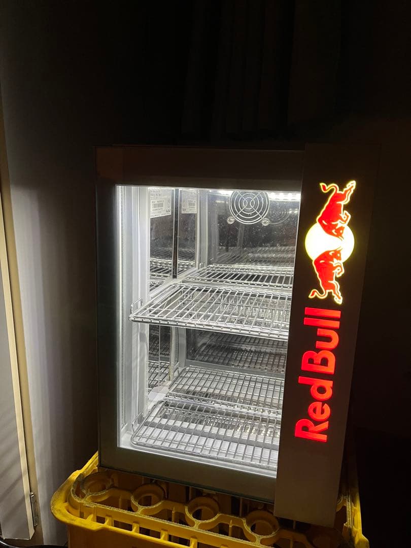 Red Bullロゴ入りLED照明付き小型冷蔵庫