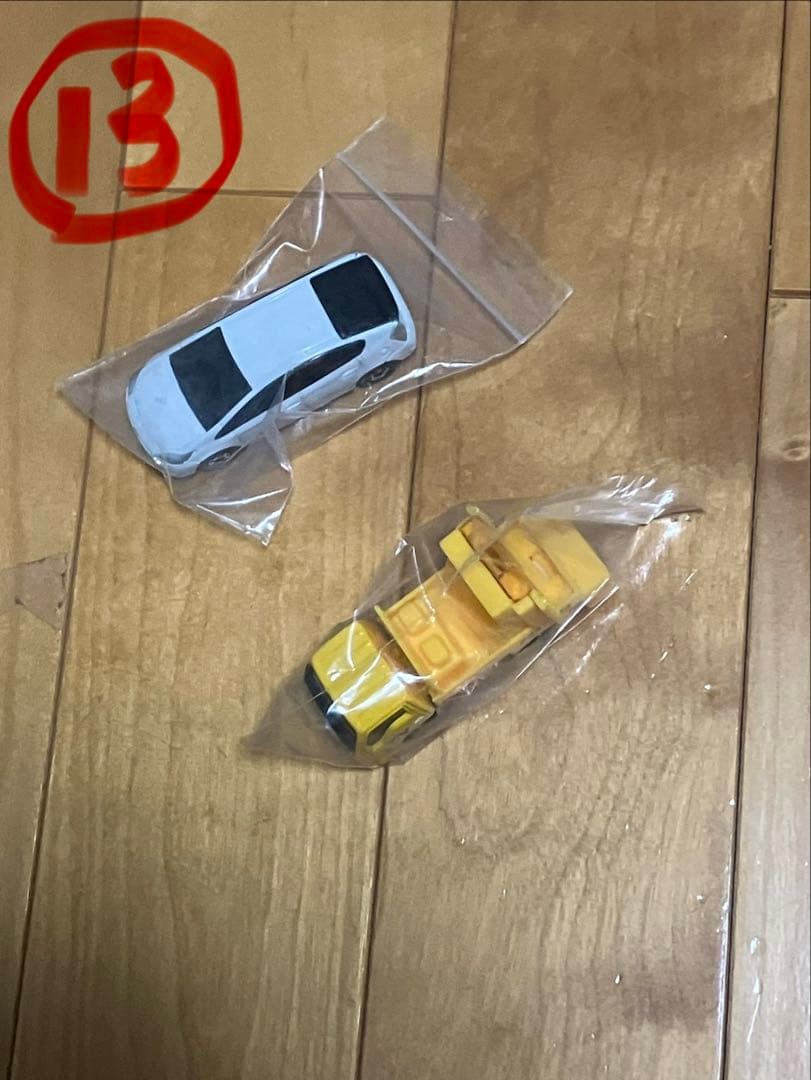TAKARA TOMYトミカ＆ミニカーの多様な車両（100台以上）とパーキング付
