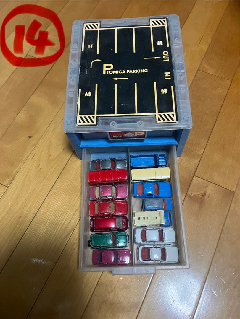 TAKARA TOMYトミカ＆ミニカーの多様な車両（100台以上）とパーキング付