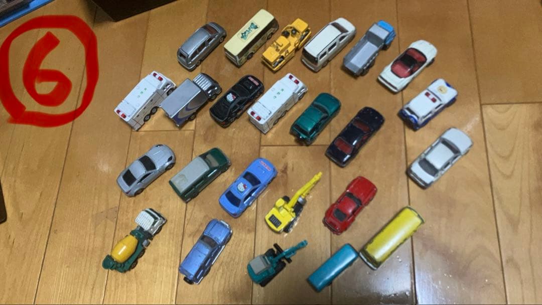 TAKARA TOMYトミカ＆ミニカーの多様な車両（100台以上）とパーキング付