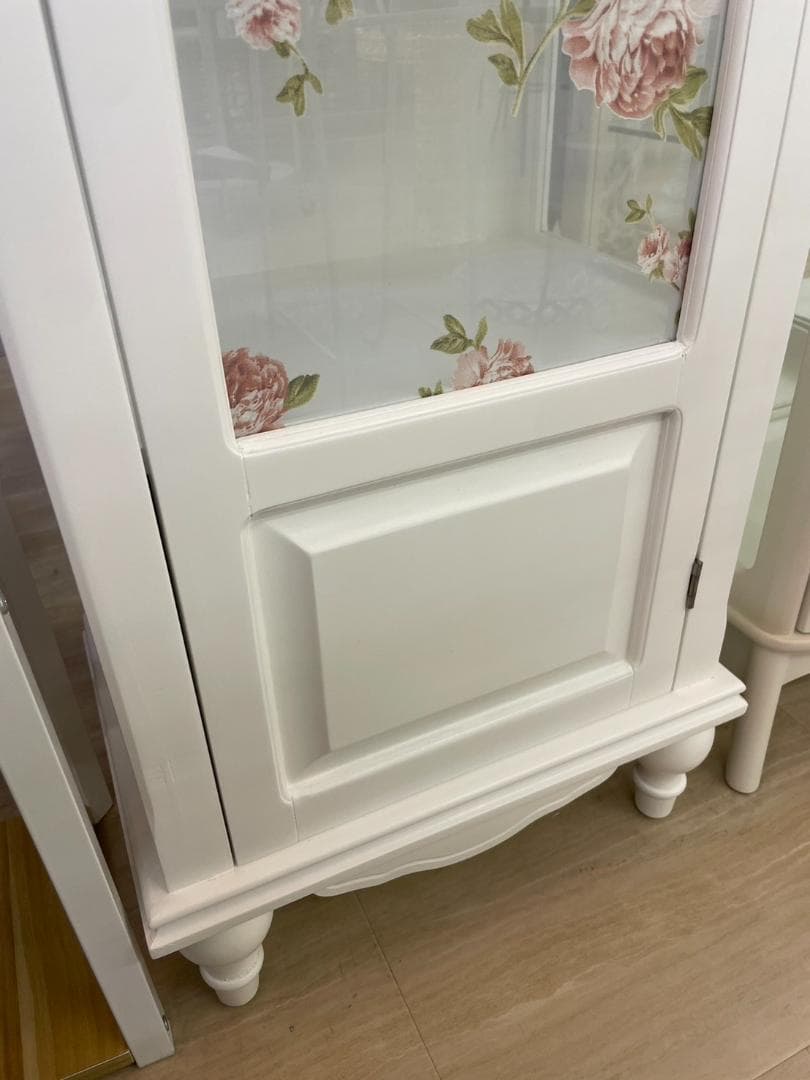 アンティーク風　ホワイト　ローズ　ガラスキャビネット 本棚　シェルフ　収納