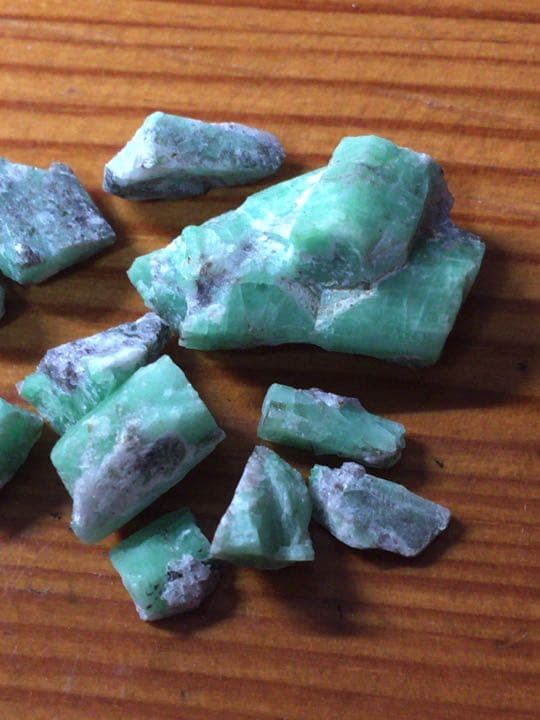 含浸無非加熱 母岩削出 コロンビア産エメラルド原石 計3.24カラット緑柱石鉱物