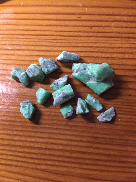 含浸無非加熱 母岩削出 コロンビア産エメラルド原石 計3.24カラット緑柱石鉱物