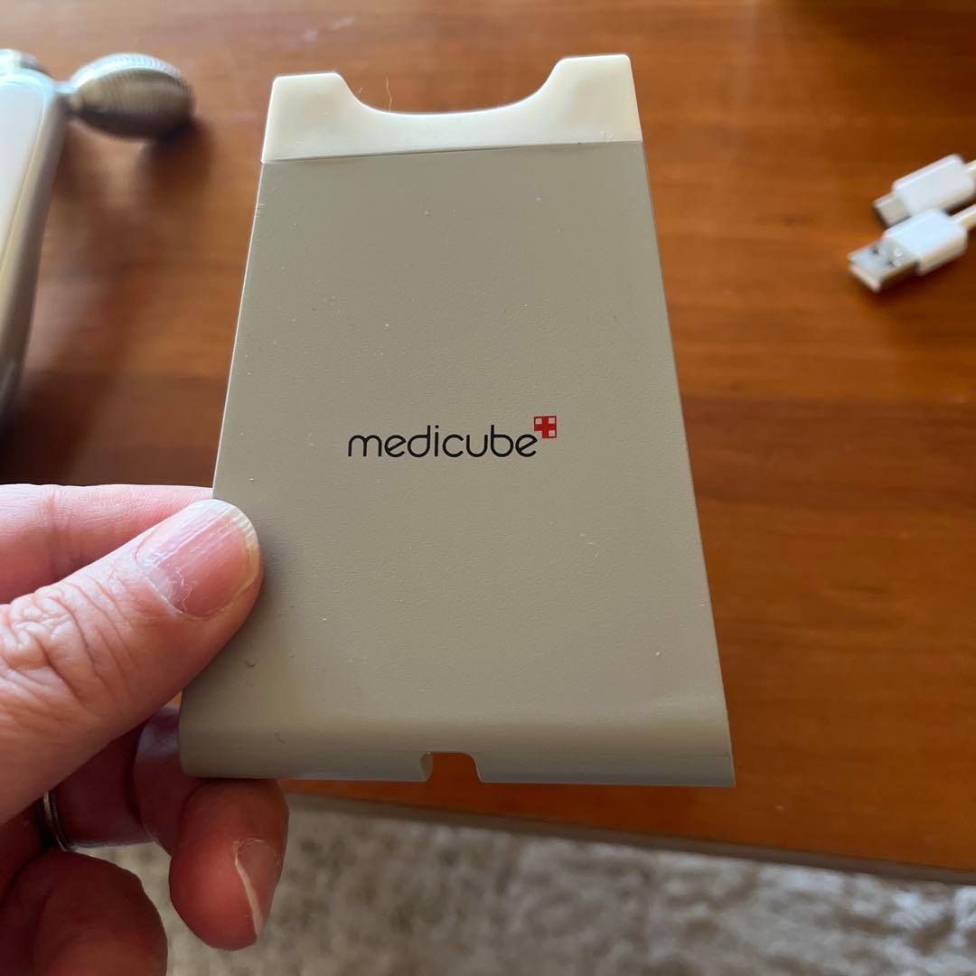 メディキューブ 美顔ローラー本体、スタンド、ジェル4本セット