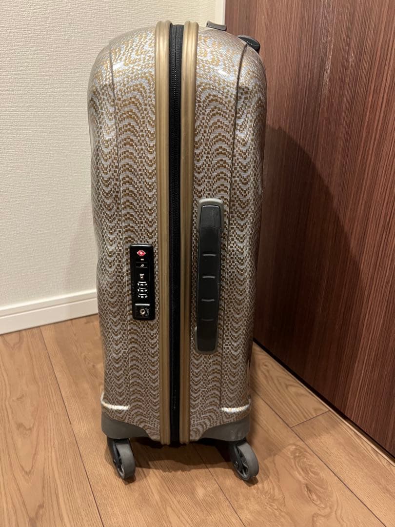 Samsonite 革新的なス一ツケ一ス発売10周年を記念した、スペシャルな限定