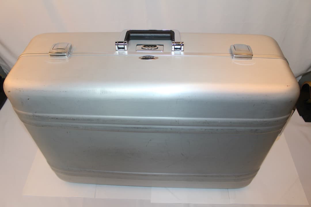ZERO HALLIBURTON ゼロハリバートン スーツケース シルバー　中古