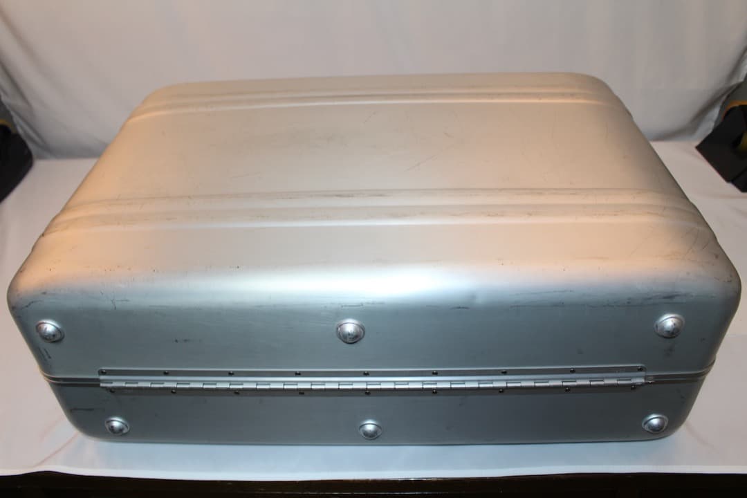 ZERO HALLIBURTON ゼロハリバートン スーツケース シルバー　中古