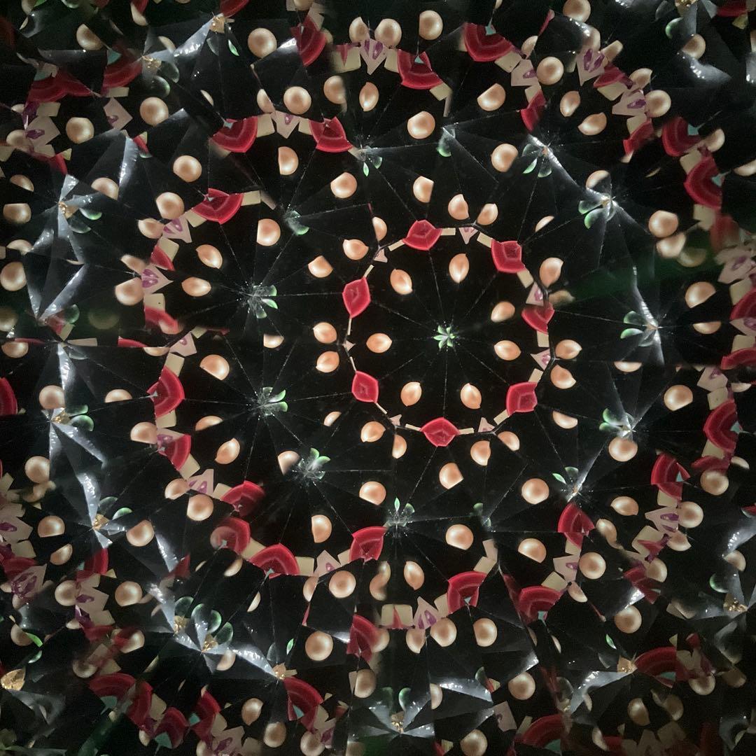 装飾的な紫と緑のガラスアート　万華鏡