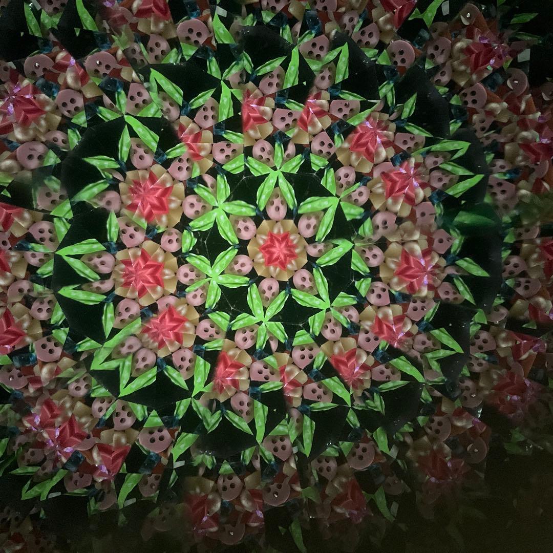 装飾的な紫と緑のガラスアート　万華鏡