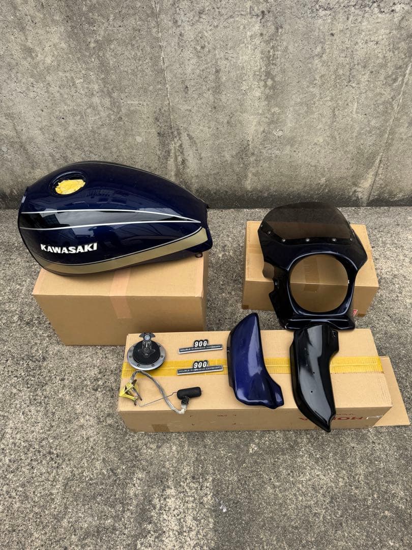 ゼファー750 ガソリンタンク、ビキニ、サイドカバーなどなど