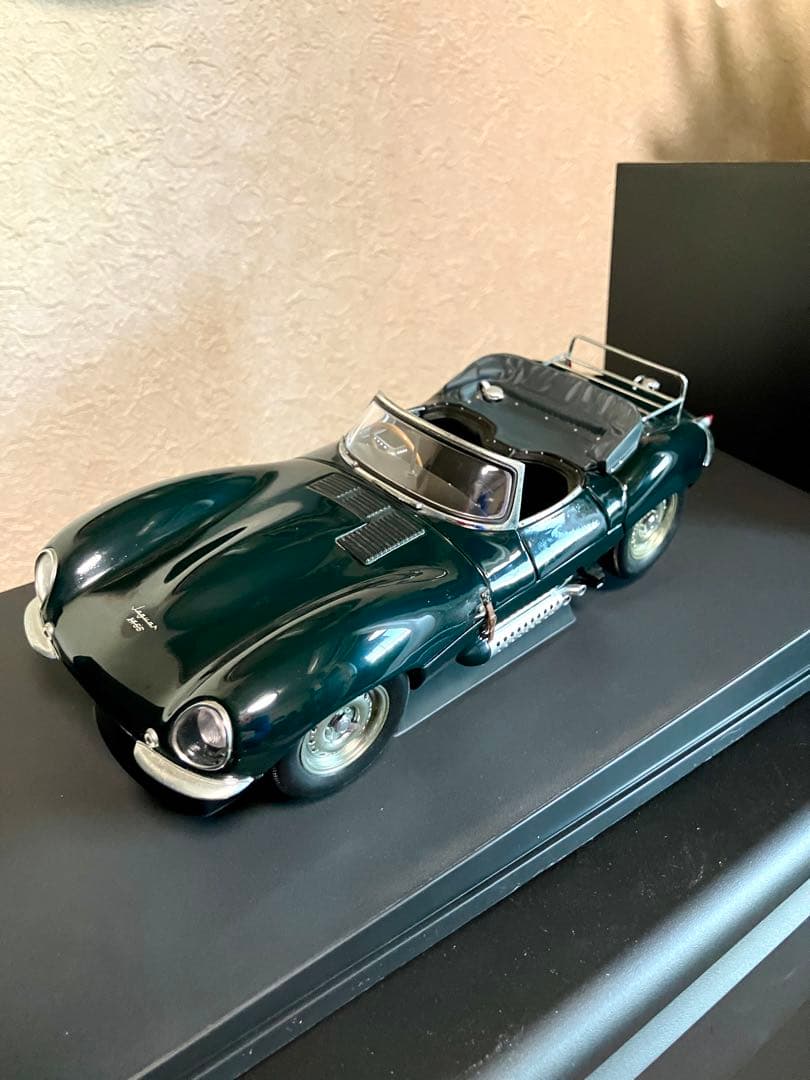ジャガー Jaguar XK SS 1/18 STEVE MCQUEEN