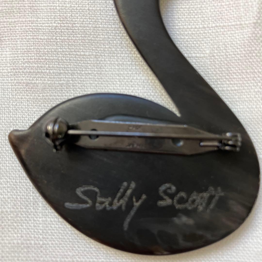 Sally Scott 黒鳥 水牛の角 ブローチ