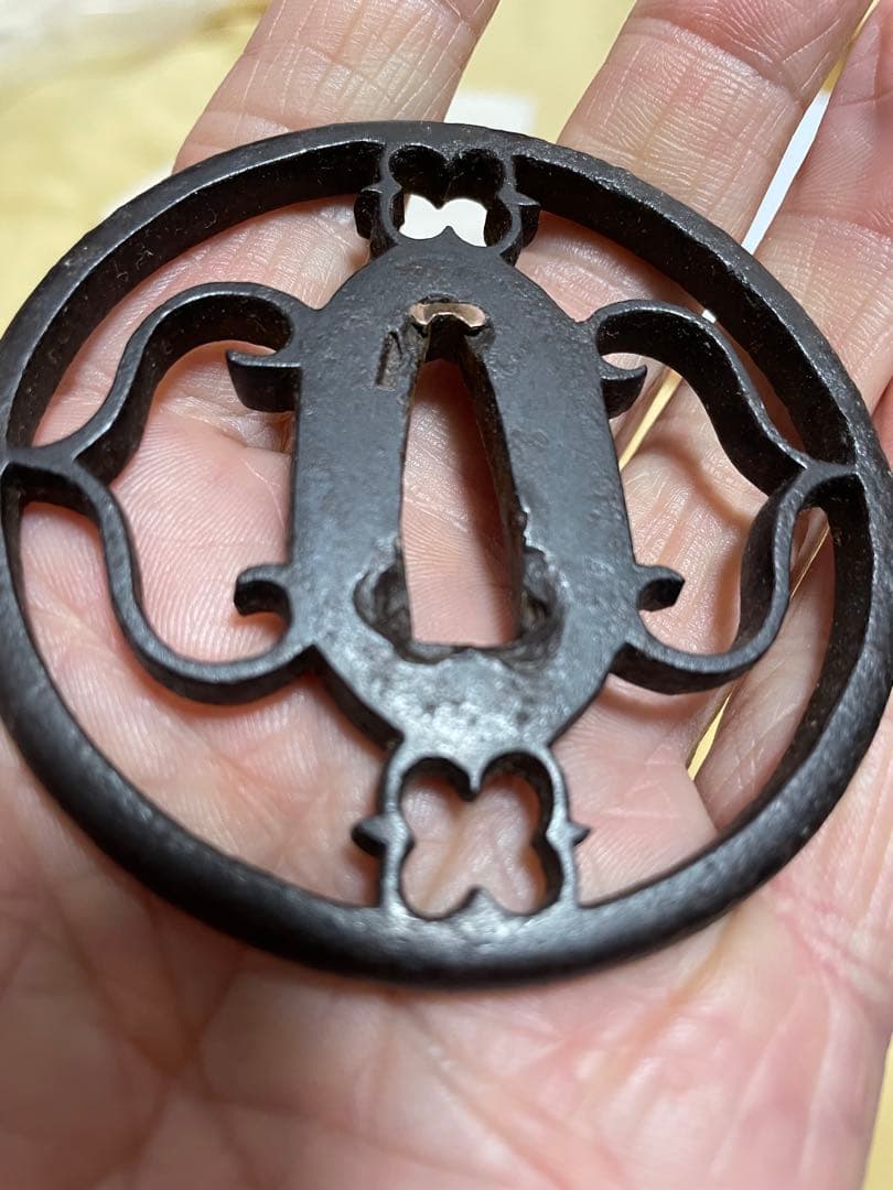 鍔　鉄地透かし鐔