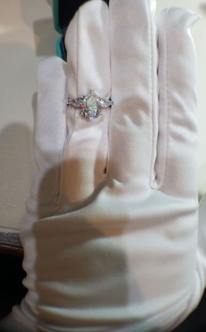 マーフィー様！最高級モアサナイト ペアシェイプ 3ストーンリング