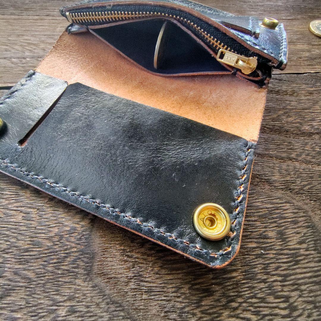 ミドルサイズ トラッカーウォレット 黒×ネイビー バラのカービング 86