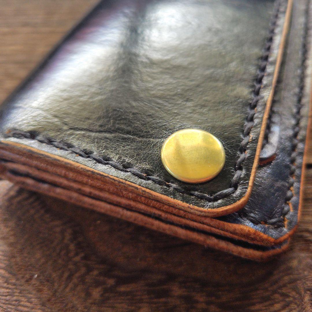 ミドルサイズ トラッカーウォレット 黒×ネイビー バラのカービング 86