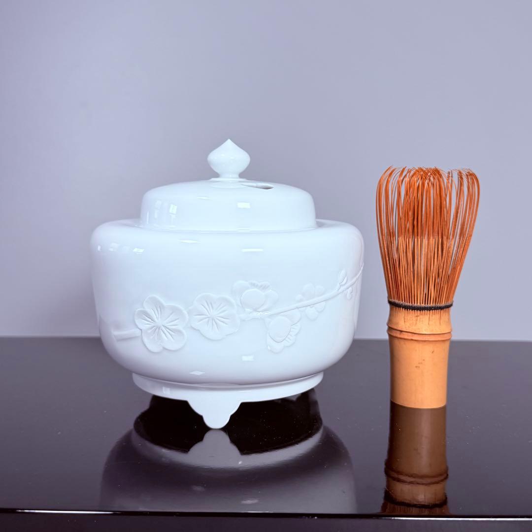 奥川俊右衛門　白磁梅彫文三つ足香炉　共箱　共布　初代奥川忠右衛門に師事　究極白磁