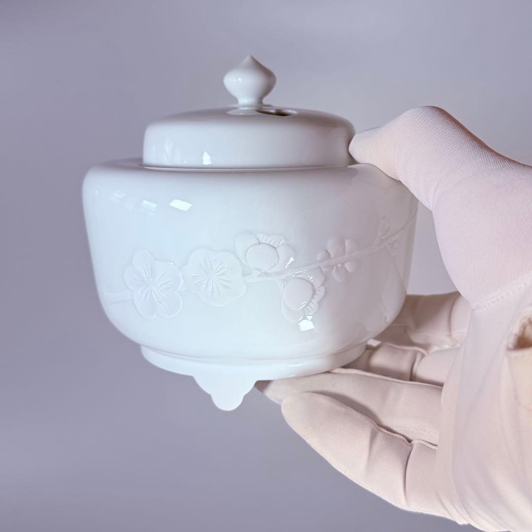 奥川俊右衛門　白磁梅彫文三つ足香炉　共箱　共布　初代奥川忠右衛門に師事　究極白磁