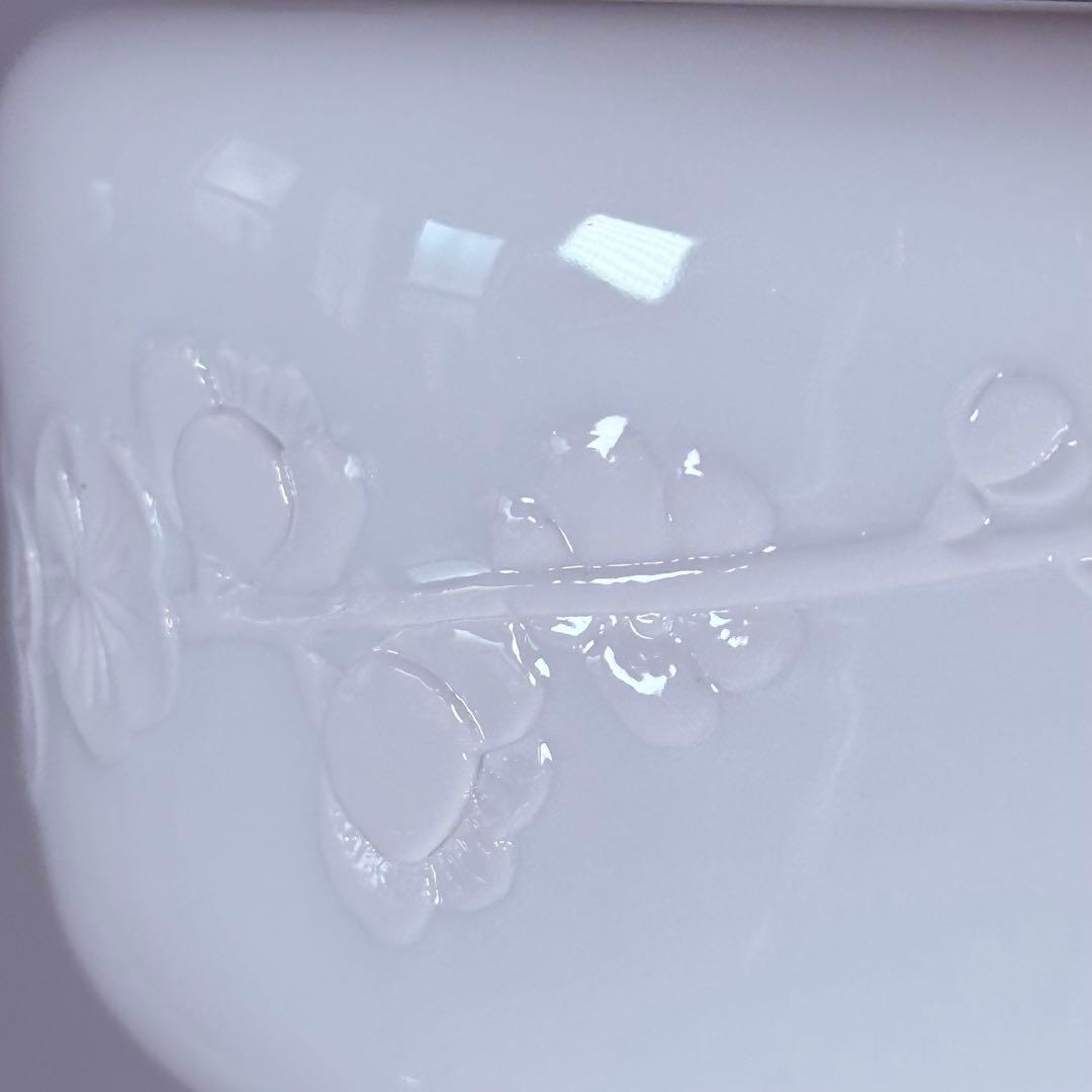 奥川俊右衛門　白磁梅彫文三つ足香炉　共箱　共布　初代奥川忠右衛門に師事　究極白磁