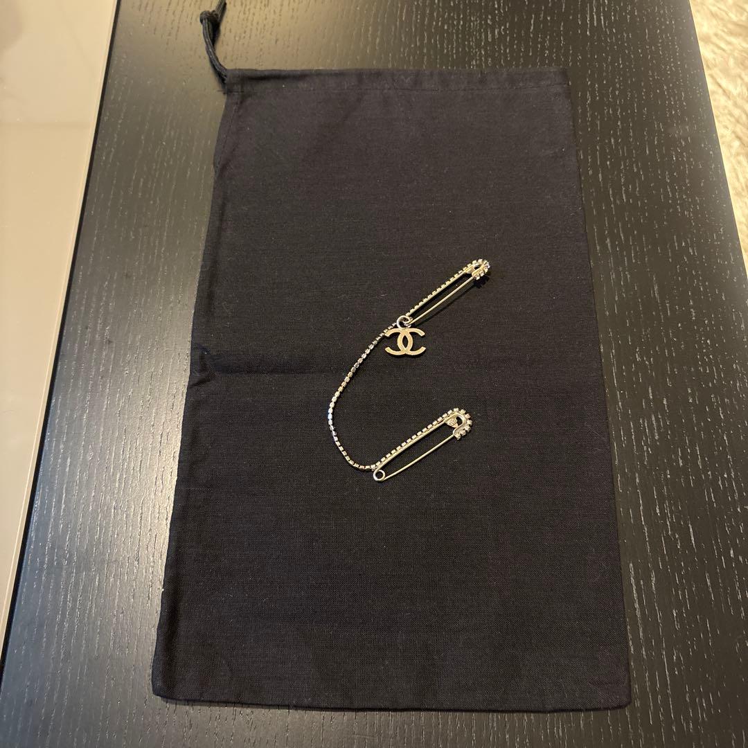 新品❤️CHANEL 安全ピンブローチ　ココマーク　ダブルピンメタル