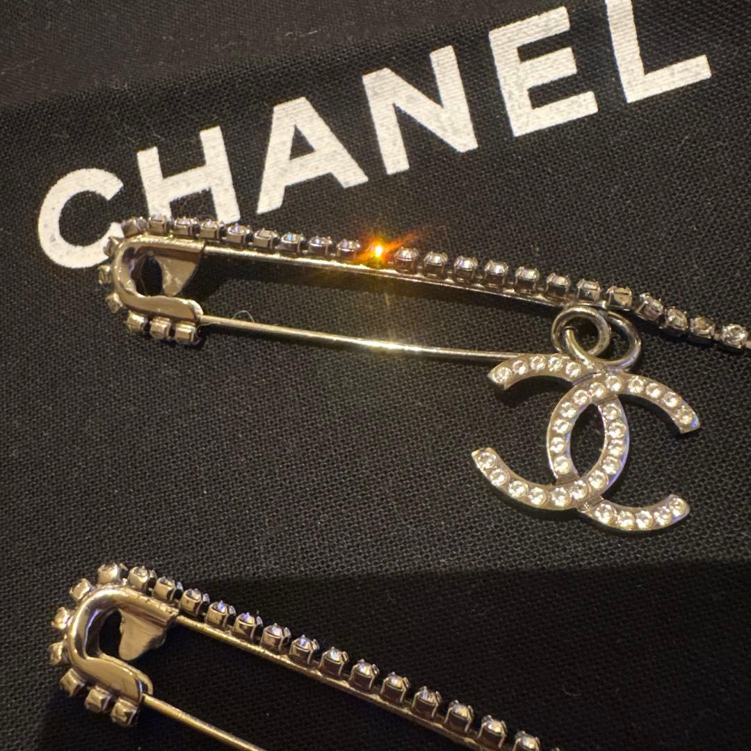 新品❤️CHANEL 安全ピンブローチ　ココマーク　ダブルピンメタル