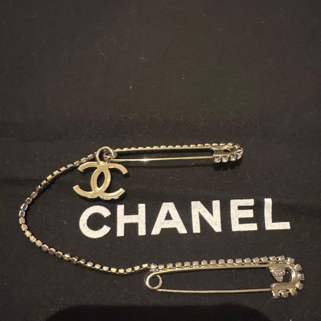 新品❤️CHANEL 安全ピンブローチ　ココマーク　ダブルピンメタル