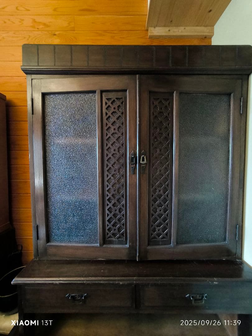 木製キャビネット　ガラス扉　無垢材　北海道民藝　箪笥　本棚　ダークブラウン　収納