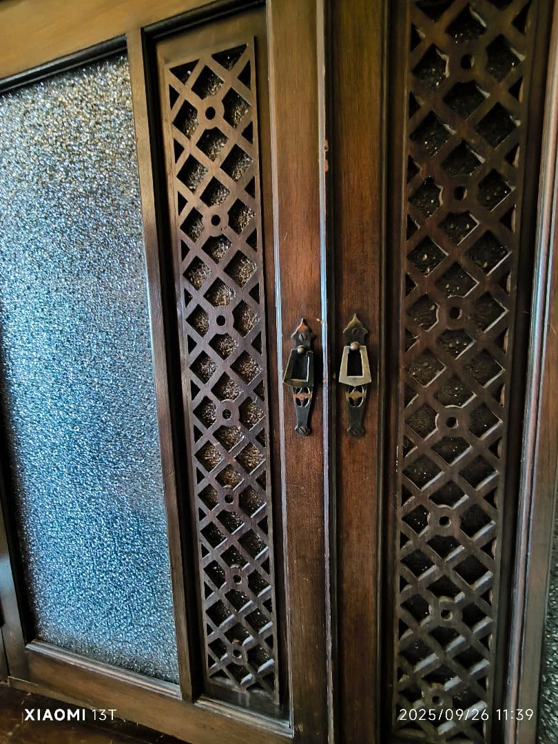 木製キャビネット　ガラス扉　無垢材　北海道民藝　箪笥　本棚　ダークブラウン　収納