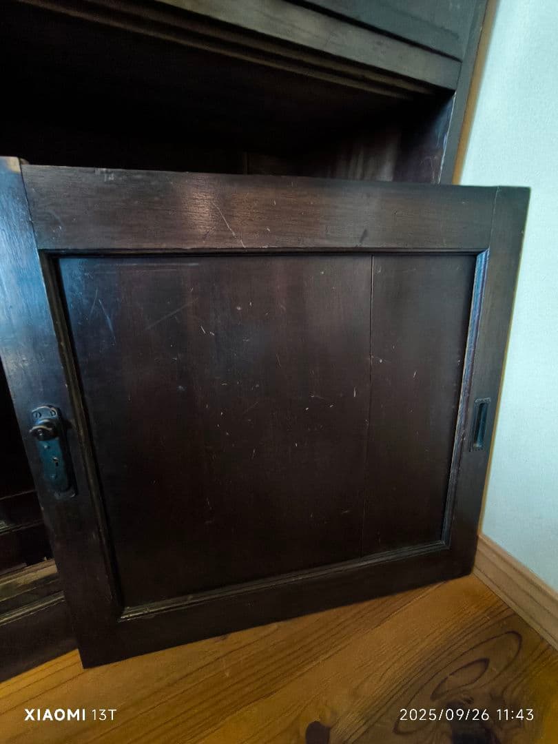 木製キャビネット　ガラス扉　無垢材　北海道民藝　箪笥　本棚　ダークブラウン　収納