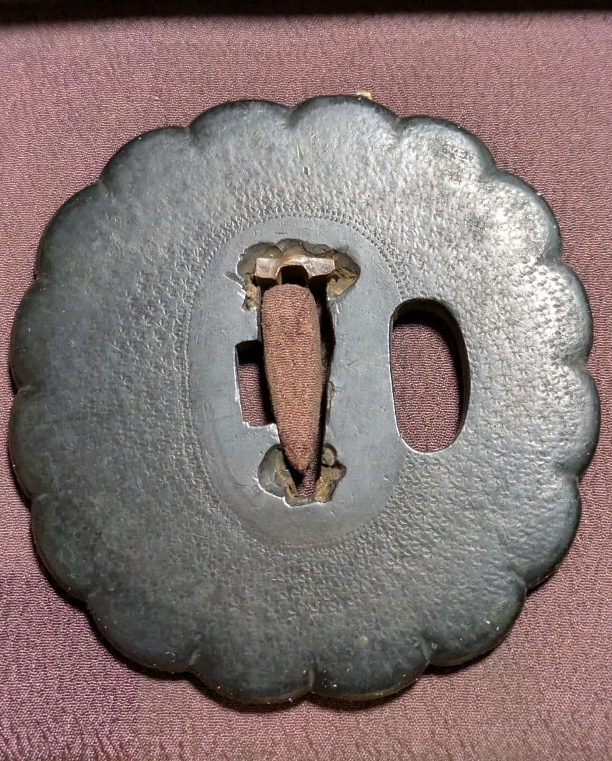 刀の鐔/鋼鍔/菊花型 梨地柄 鐔/玉鋼 鍔