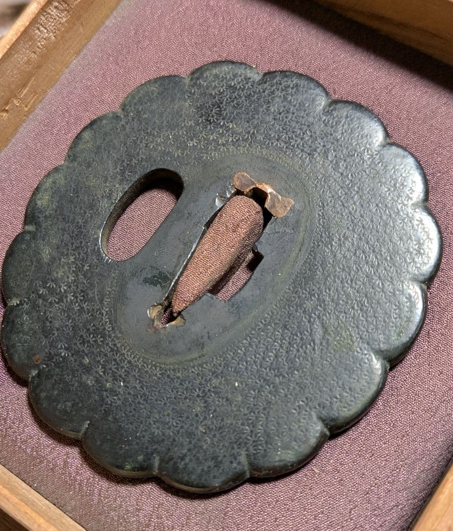 刀の鐔/鋼鍔/菊花型 梨地柄 鐔/玉鋼 鍔