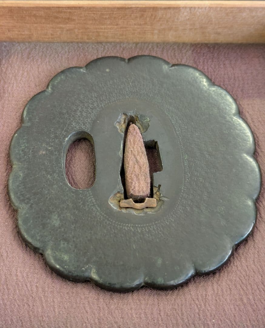 刀の鐔/鋼鍔/菊花型 梨地柄 鐔/玉鋼 鍔