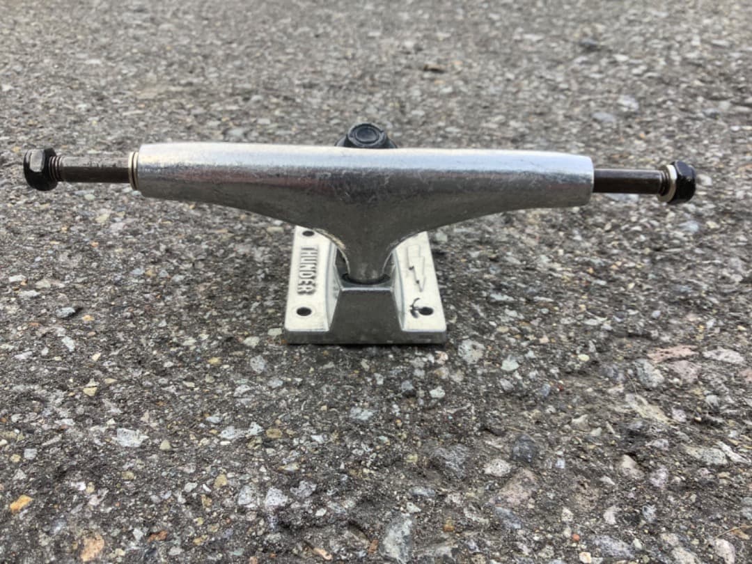 Thunder スケートボードトラック　未使用