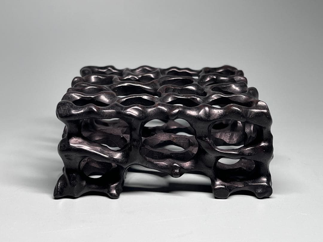 唐木　花台　透かし彫り　花瓶台　飾り物　置物台　盆栽台　華道具　細工彫　四角形