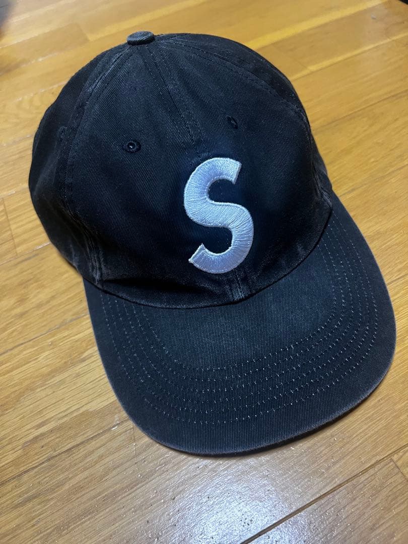 SUPREME 刺繍Sロゴ 黒キャップ