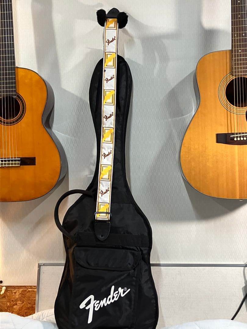 美品！ストラトタイプ・バインディングにfenderストラップ・ソフトケース付き♪