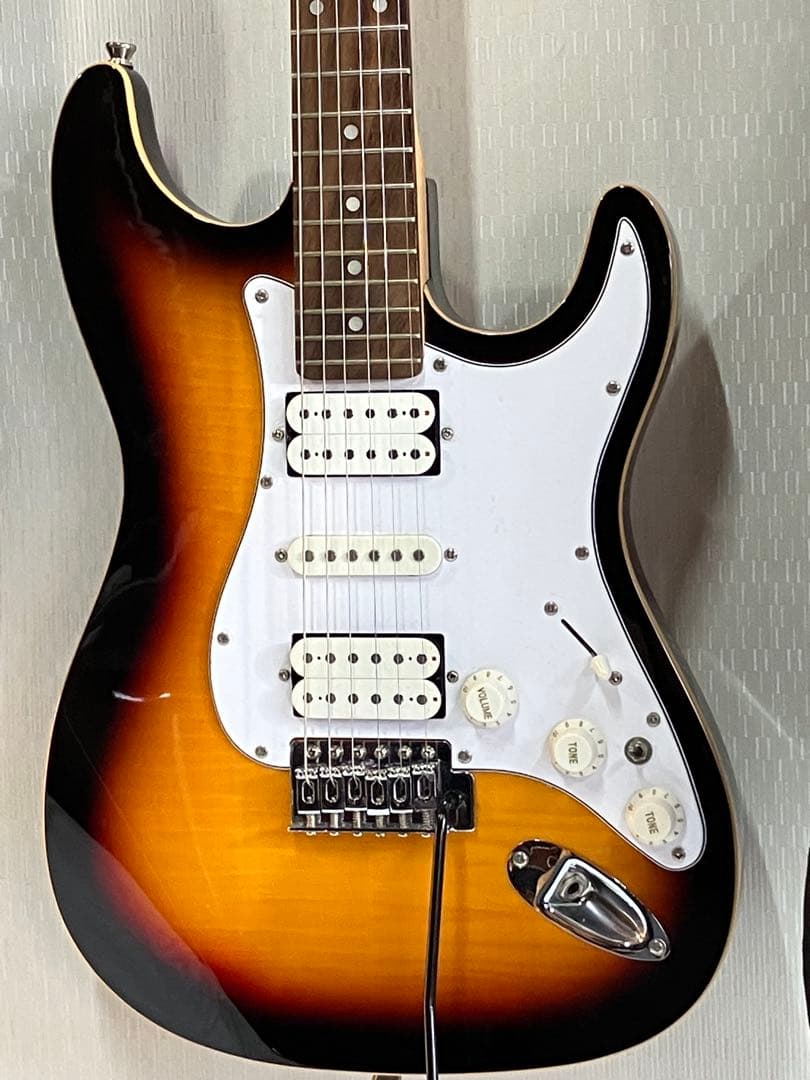 美品！ストラトタイプ・バインディングにfenderストラップ・ソフトケース付き♪